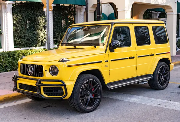 Miami, Florida, ABD - 26 Ocak 2025: Mercedes Benz hibrit araba açık havada park edildi. Sarı araba, köşe manzaralı. 2025 Mercedes Benz G sınıfı hibrit araba. Lüks elektrikli ve motorlu Mercedes Benz G sınıfı..