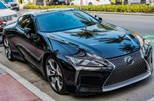 Miami, Florida, ABD - 25 Ocak 2025: 2018 Lexus LC 500 lüks coupe araba. Lüks Lexus LC 500. Araba Lexus LC 500 açık havada park edilmiş. Siyah araba, köşe manzaralı..