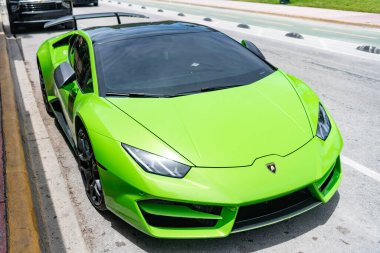 Miami, Florida, ABD - 12 Temmuz 2025: lüks yeşil araba Lamborghini Huracan LP580. Lamborghini Huracan LP580 'in arabası dışarıda park edilmiş. Lamborghini, köşe manzaralı. 2017 Lamborghini Huracan LP580-2 spor araba.