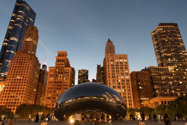 Chicago, 2-22 Ekim. 2024: Chicago 'da bir gece. Gökdelen mimarisi. Chicago şehir manzarası. Gökdelen binasıyla şehir manzarası gecesi. Skyline mimarisi. Aydınlatılmış binası olan Chicago şehri. Şehir ışıkları.