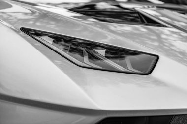 Chicago, Illinois - 29 Eylül 2024: 2021 Lamborghini Huracan STO. Metalik yeşil 2021 Lamborghini Huracan STO sokağa park etmiş. Lamborghini İtalyan lüks arabasıdır..