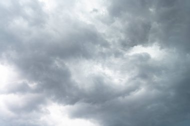 Bulutlu gökyüzü manzarası. Bulut sürükleniyor. Bulutlu atmosferik arka plan. Bulutlu sabah gökyüzü. Gökyüzü ve bulut düzeni. Hava bulutlu. Gökyüzü bulutla dolu. Bulutlu sahne. Sabah manzarası.