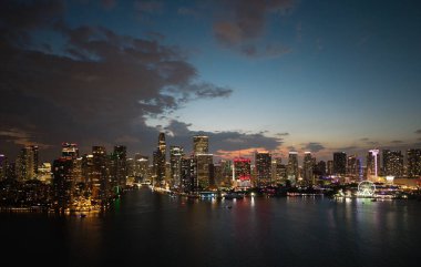 Gün batımında Miami Brickell 'in ünlü simgeleri. Miami 'deki Brickell' in insansız hava aracı görüntüsü. Brickell bölgesinde iş. Biscayne Körfezi Florida ikonik şehir kıyıları gündüz gözüyle