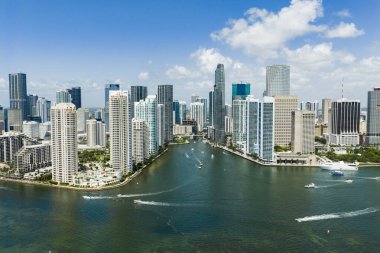 Brickell gökdelenlerinin insansız hava aracı görüntüsü. Miami şehir merkezinden Brickell şehri. Panoramik Miami Brickell silueti kıyı şeridinin üzerinde. Miami 'deki Brickell Key hava görüntüsü. Miami 'nin manzarası