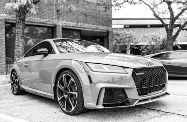Chicago, Illinois - 29 Eylül 2024: 2018 Audi TTRS gri rengi sokağa park edildi. Audi, Alman spor arabasıdır.