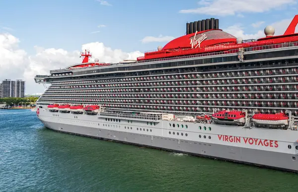 Miami, Florida, ABD - 3 Kasım 2024: Valiant Lady Cruise Gemisi Yolculuğu. Yaz tatili için gemi turu. Bakire Yolculukları ve Bain Capital. Gemi turu ve deniz seyahati. Seyahat acentası turu.