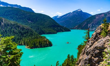 Diablo Gölü 'nün manzarası. Dağ manzaralı Diablo gölü. Dağ tepesi ve Diablo gölü manzarası. Doğa manzarası. Kuzey Cascades Parkı 'ndaki Diablo Gölü. Turkuaz alp suyu.
