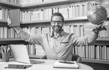 Sınıfta üniversite öğretmeni. Başarılı çevrimiçi özel eğitim. Okulda çevrimiçi sınıf. Okul sınıfında online eğitim. Öğretmenim sınıfta. Online eğitim. öğretmenler günü.