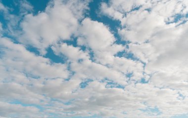 Bulutlu kasvetli gökyüzü. Gökyüzü ve bulutlar. Bulutlu gökyüzü. Bulutlu gökyüzü arka planı. Bulutlu gökyüzü arkaplanı. Gökyüzünde bulut. Bulutlu bir arka plan. Sabah erkenden.
