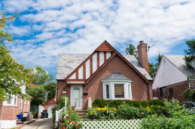 Mahallede mülk. Konut mülk evi. Konut mimarisi. Banliyö mahallesi. Banliyö ev mimarisi. Özel ev. Mahalle mimarisi. Konforlu bina.