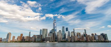 New York, Birleşik Devletler. Aşağı Manhattan silueti. New York, Manhattan 'ın ortasındaki New York şehrinin manzarası. NYC, ABD, Manhattan. New Jersey 'den New York. Manhattan şehir merkezi..