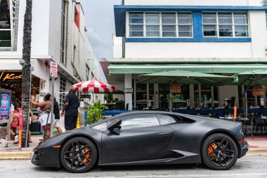 Miami, Florida, ABD - 13 Temmuz 2025: Lamborghini Huracan 'ın arabası açık havada park edildi. Lamborghini, yan görüş. Lamborghini Huracan 2019 spor araba süper arabası. Lüks siyah mat araba Lamborghini Huracan.