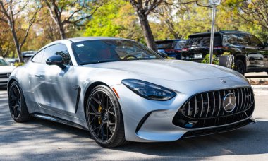 Miami, Florida, ABD - 13 Nisan 2025 Mercedes Benz AMG GT spor araba. Lüks spor Mercedes Benz AMG GT. Mercedes Benz AMG GT dışarıda park halinde. Beyaz araba, köşe manzaralı.