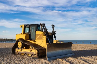 Boğa dozer ağır makineler. Endüstriyel ağır ekipman. Buldozer ya da dozer makineleri. Kovada kum olan eski bir buldozer ekipmanı. Endüstriyel.