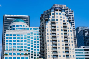 Şehir merkezindeki modern şehir. İş şehri. İş bölgesindeki gökdelen binasının manzarası. Gökdelenin şehir mimarisi. Şehir manzaralı bir şehir. Gökdelen şehir manzarası. İş bölgesi.