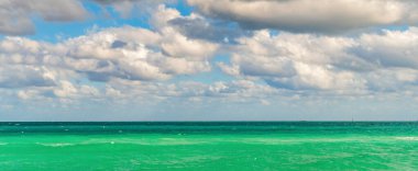 Deniz ufku manzarası. Yaz tatilinde bulutlu gökyüzü ve deniz manzarası. Deniz ufkuyla gökyüzü. Deniz doğası ile sakin bir ufuk. Deniz manzarasında romantik bir yaz tatili. Günbatımı denizi ve deniz manzarası. Okyanus cenneti.