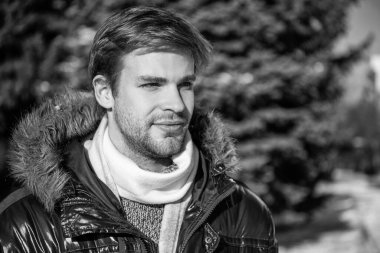 Kışın açık havada giyinen adam, afiş. Kışlık giysili şık bir adam. Tatillerde kışlık giysili adam. Kışlık ceketli adam..