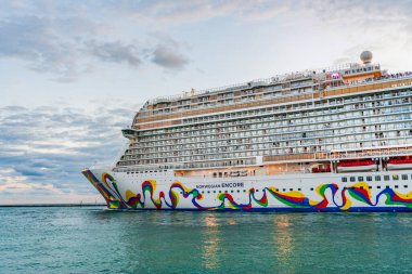 Miami, Florida, ABD - 23 Aralık 2024: Norveç yolcu gemisi yolculuğu. Yaz tatilinde gemi turu. Norveç yolcu gemisi. Gemi turu ve deniz seyahati. Gemi Miami limanından ayrılıyor..