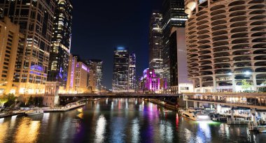 Gökdelen mimarisi. Chicago şehir manzarası. Binayla şehir manzarası gecesi. Skyline mimarisi. Aydınlatılmış binası olan Chicago şehri. Chicago 'da bir gece. Gece gökyüzü ışıltısı.