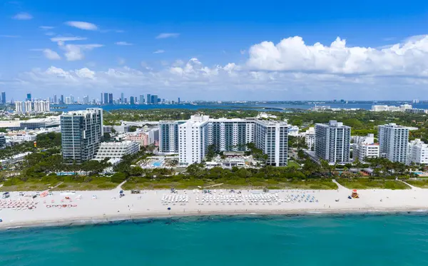 Miami kumsalının insansız hava görüntüsü. Miami Sahili 'nin ve okyanus dalgalarının geniş bir drone görüntüsü. Miami sahili yukarıdan çekildi