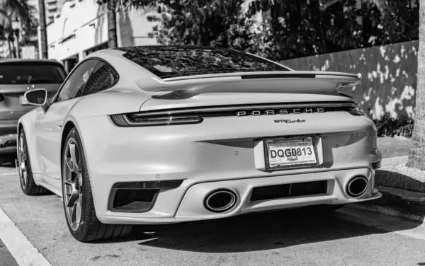 Miami Beach, Florida USA - 9 Haziran 2024: Porsche 911 Carrera Turbo Miami plajında. Gri Orsche 911 Carrera Turbo