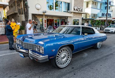 Miami, Florida, ABD - 07 Nisan 2025: Chevrolet Impala 'nın eski arabası yolda, köşe manzaralı. Chevrolet Impala 1958 model eski bir araba. Lüks Chevrolet Impala. Klasik araç.