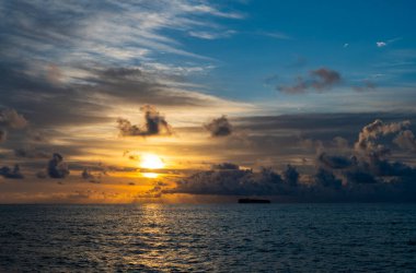 Deniz batımı manzaralı. Yaz tatilinde bulutlu gün batımı gökyüzü ve deniz manzarası. Akdeniz 'in doğuşuyla gökyüzü. Deniz doğasında sakin bir ufuk. Deniz manzaralı romantik yaz tatili. Gün doğumu gökyüzü ufku.