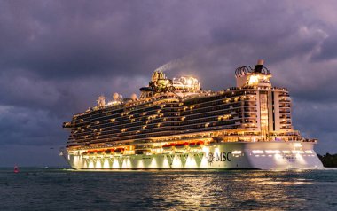 Miami, Florida, ABD - 16 Aralık 2024 Yaz Tatili Seyahati. MSC yolcu gemisinde. Gemi turu ve deniz seyahati. Akşamları gemi aydınlanır. MSC Sahil Yolcu Gemisi Yolculuğu.