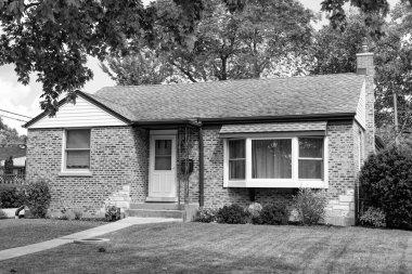 Banliyö ev mimarisi. Banliyöde özel konutları var. Banliyö mahallesi. Özel aile mimarisi. Evin dış tarafı. Banliyö bölgesinde özel bir ev. Ayrılmış ev.