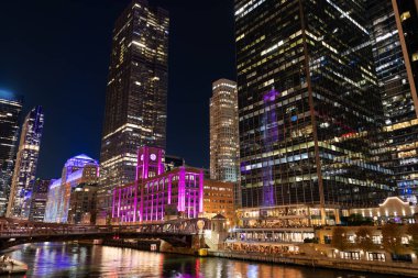 Chicago 'da bir gece. Gökdelen mimarisi. Chicago şehir manzarası. Gökdelen binasıyla şehir manzarası gecesi. Skyline mimarisi. Aydınlatılmış binası olan Chicago şehri. Şehir ışıkları.