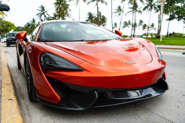 Miami, Florida, ABD - 06 Temmuz 2025: 2017 McLaren 570 S spor araba coupe. Lüks turuncu spor araba McLaren 570 'ler. McLaren 570 'in arabası dışarıda park edilmiş, ön manzara..