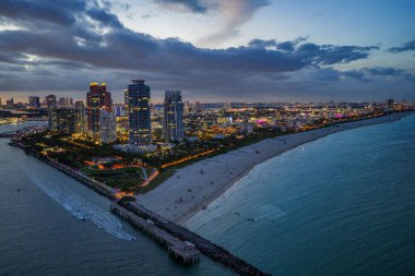 Miami sahil şeridinin hava gece görüşü. Miami Okyanusu 'nun üzerindeki alacakaranlık silueti. Miami Sahili Sahili dramatik gökyüzü