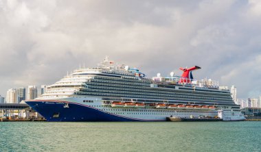 Miami, Florida, ABD - 03 Kasım 2024: Karnaval Horizon yolcu gemisi yolculuğu. Yaz tatilinde gemi turu. Karnaval yolcu gemisi. Gemi turu ve deniz seyahati. Gemi Miami limanından ayrılıyor..