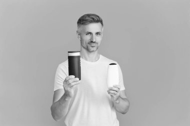 Tıraş losyonu teklif et. Erkekler için kozmetik ürünleri sunuyorum. Tıraş losyonu. Markasız malı olan adam. Saç bakımı ve cilt bakımı. Traş losyonu kozmetik ürünleri. Kepek önleyici saç jölesi.