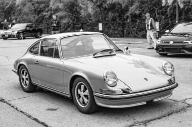 Chicago, Illinois - 29 Eylül 2024 1972 Porsche 911T Coupe yolda. altın metalik 1972 Porsche 911T Coupe.