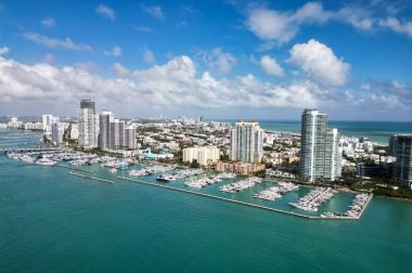 Miami marinasındaki lüks yatların hava manzarası. Miami marinasındaki tekne ve gökdelenlerin manzarası.