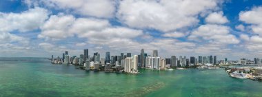 Gökdelen silueti olan şehir manzarası. Brickell Key Panoraması. Şehir manzarası. Gökdelen şehri. Şehrin panoramik manzarası. Modern mimari şehir manzarası. Panoramik Brickell Anahtarı.