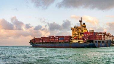 Miami, Florida, ABD - 16 Aralık 2024: Kargo gemisi. Günbatımında Miami Limanı. Konteyner gemisi. Kargo Chloe D Monrovia gemisi, konteynır ve ihracat. Kargo gemisinde nakliye konteynırı.