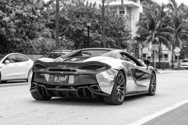Miami Beach, Florida USA - 10 Haziran 2024: 2019 McLaren 570 's Performance at Miami Beach. İnci rengi McLaren 570 S Performans