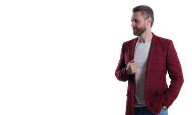 İspanyol manken. Beyaz ceketli şık bir adam izole edilmiş. Erkek giyim işindeki adam. Olgun bir adam moda ceketi giyer. Şık ve modaya uygun. Boşluk afişini kopyala.