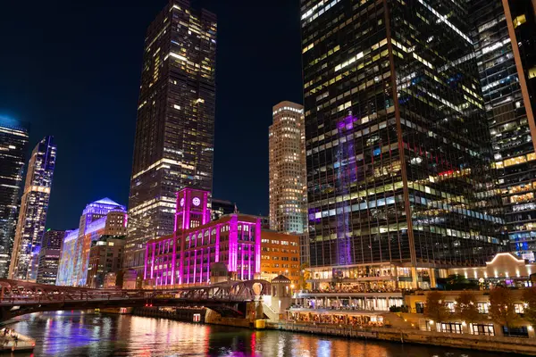 Chicago 'da bir gece. Gökdelen mimarisi. Chicago şehir manzarası. Gökdelen binasıyla şehir manzarası gecesi. Skyline mimarisi. Aydınlatılmış binası olan Chicago şehri. Şehir ışıkları.