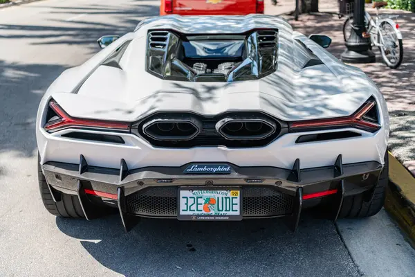 Miami, Florida, ABD - 13 Nisan 2025: araba Lamborghini Revuelto açık havada park edildi. Beyaz araba, arka görüş. Lamborghini Revuelto süper araba spor yara izi. Lüks spor araba Lamborghini Revuelto.