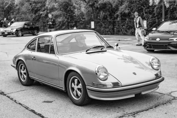 Chicago, Illinois - 29 Eylül 2024 1972 Porsche 911T Coupe yolda. altın metalik 1972 Porsche 911T Coupe.