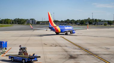 Miami, Florida, ABD - 06 Ağustos 2025: Southwest Havayolları. Boeing 737 MAX. Havayolu için uçak terminali. Güneybatı havayolu uçağı havaalanından kalkıyor. Havaalanı terminali. Uçak geliyor, tatil.