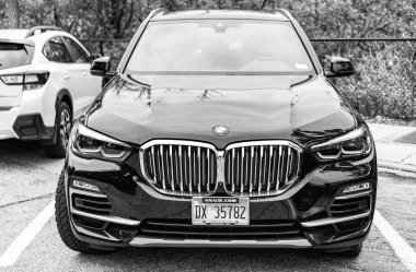 Chicago, Illinois - 29 Eylül 2024: siyah BMW X5, SUV şehirde park halinde, ön manzara. BMW X5 lüks bir Alman cipi.