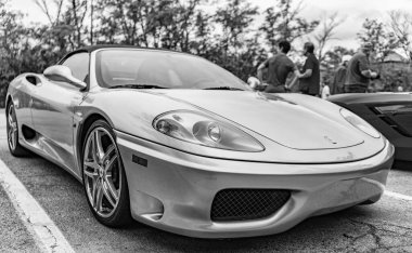 Chicago, Illinois - 29 Eylül 2024: Ferrari 360 Spider modena. Ferrari 360 Spider modena Gri sokağa park etmiş