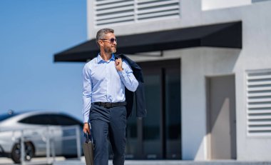 Başarı girişimci bayiliğinde. İş tatilinde başarılı bir CEO. Açık havada başarılı bir iş adamı. Profesyonel iş adamı takım elbise giyer. İşadamı patron portresi. Başarılı bir iş..