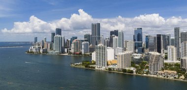 Brickell gökdelenlerinin hava görüntüsü. Miami şehir merkezinin modern manzarası. Kıyı şeridinin üstündeki Panoramik Miamis silueti. Miami 'deki Brickell Key hava görüntüsü. Miami 'nin manzarası. Miami Plajı ve Brickell