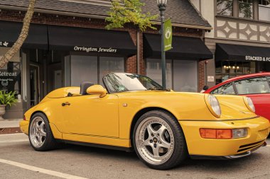 Chicago, Illinois - 29 Eylül 2024: Porsche 911 Carrera Coupe yolda. Porsche 911 Carrera Roadster sarı renk. Porsche 911 Chicago 'daki Carrera Speedster..