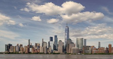 Manhattan güzel silueti, New York, Birleşik Devletler. New York City, Manhattan Skyline ile Hudson Nehri üzerinde, New York City, ABD New York şehrinin Manhattan şehir merkezindeki ufuk çizgisi